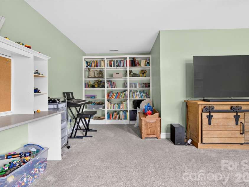 132 Parkside Lane, Mooresville, NC 28117.  MLS# CAR4407811, YatesRealty ID 40655. With Built-Ins