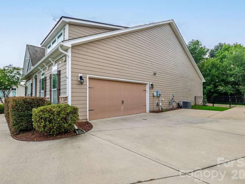 229 Hunters Hill Drive, Statesville, NC 28677.  MLS# CAR4409729, YatesRealty ID 40658. 