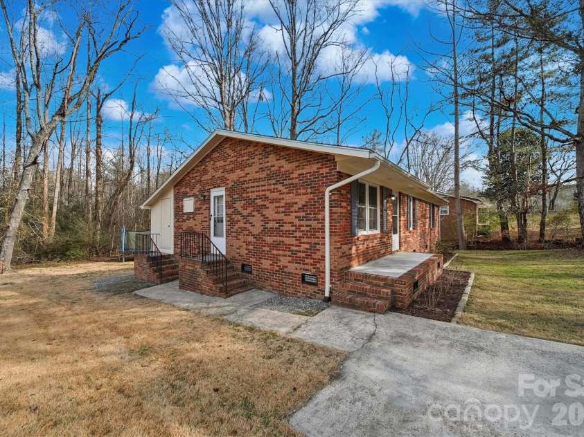 1437 Oak Hill Drive, Morganton, NC 28655.  MLS# CAR4347518, YatesRealty ID 4066. 