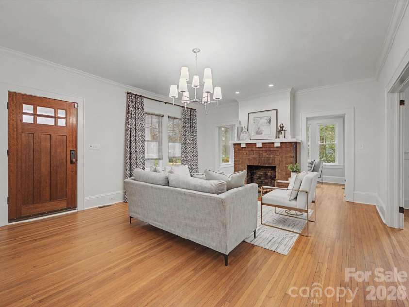 215 Circle Avenue, Charlotte, NC 28207.  MLS# CAR4343296, YatesRealty ID 4066. 