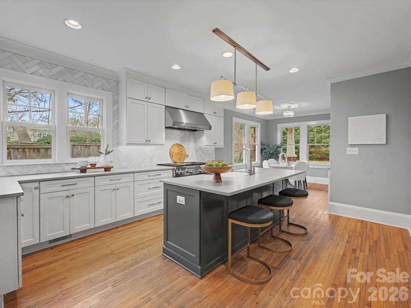 215 Circle Avenue, Charlotte, NC 28207.  MLS# CAR4343296, YatesRealty ID 4066. 