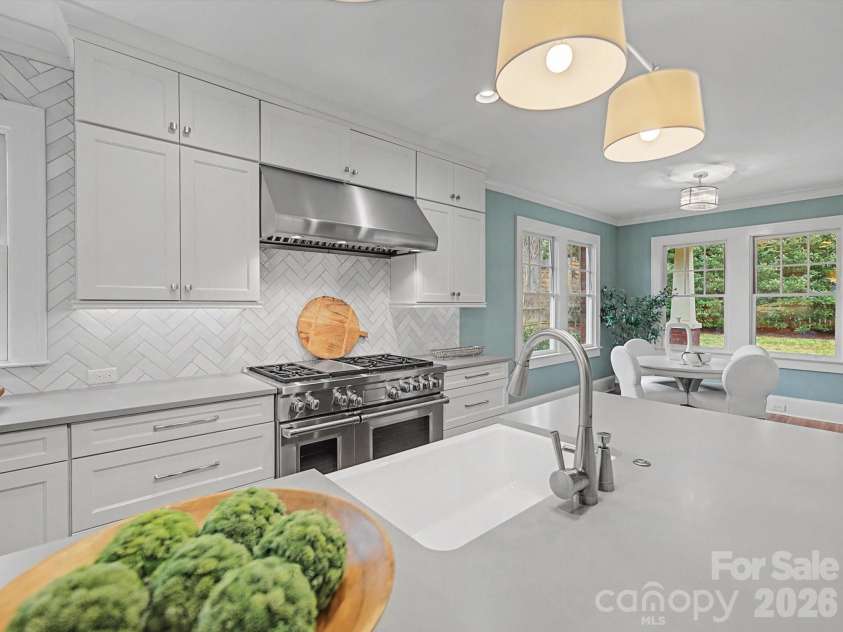 215 Circle Avenue, Charlotte, NC 28207.  MLS# CAR4343296, YatesRealty ID 4066. 