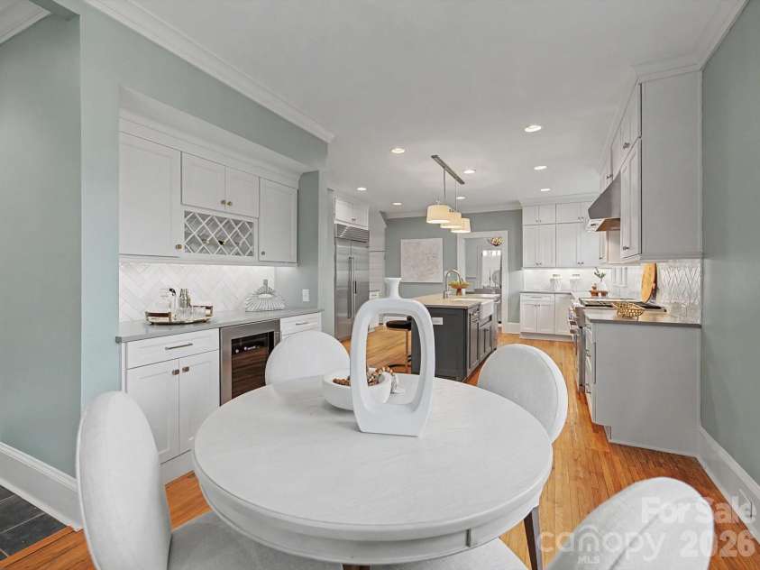 215 Circle Avenue, Charlotte, NC 28207.  MLS# CAR4343296, YatesRealty ID 4066. 