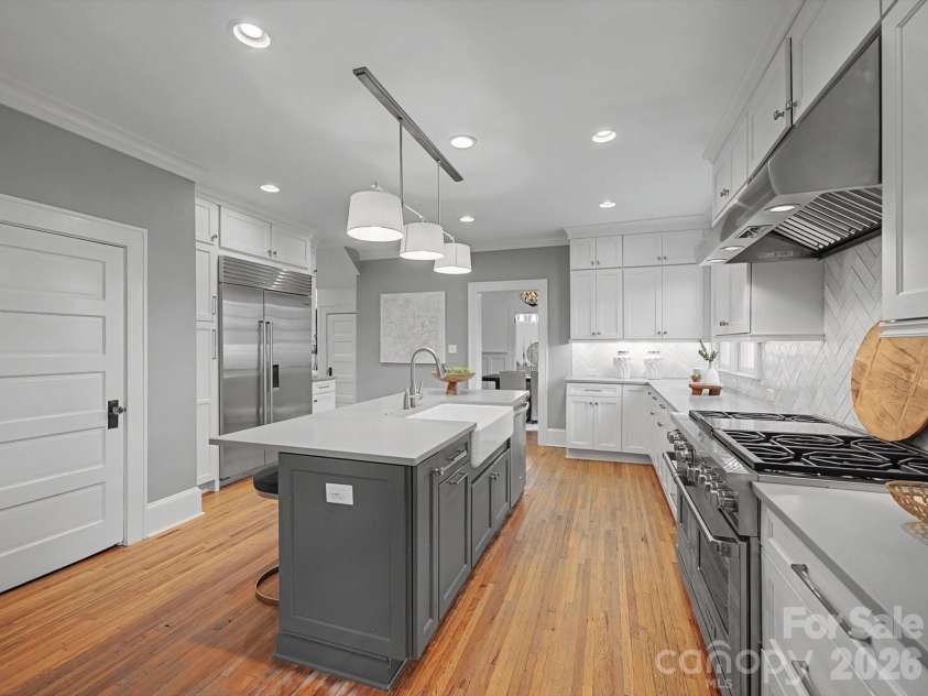 215 Circle Avenue, Charlotte, NC 28207.  MLS# CAR4343296, YatesRealty ID 4066. 