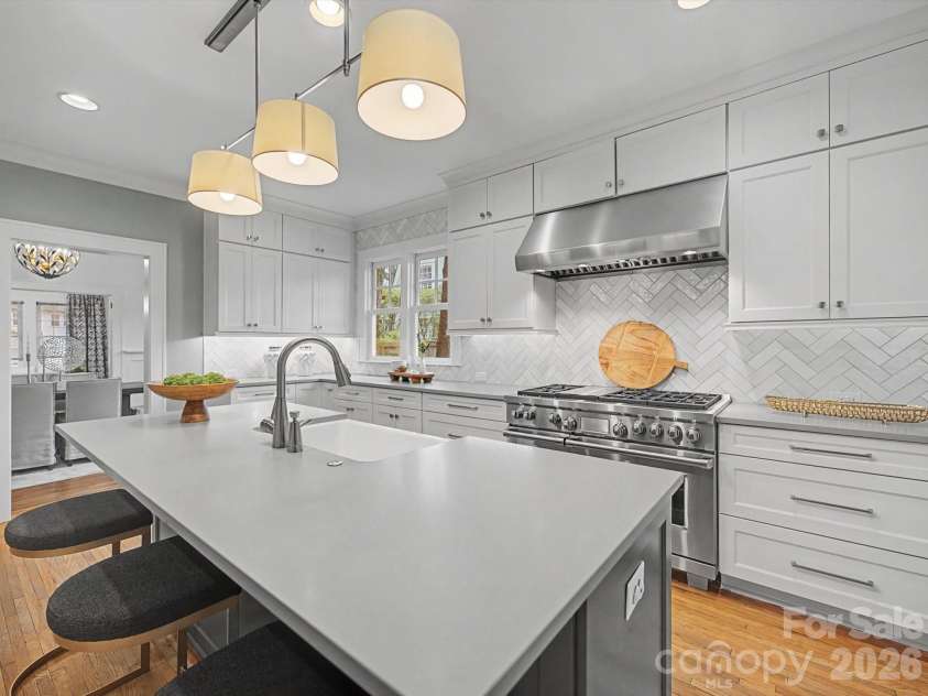 215 Circle Avenue, Charlotte, NC 28207.  MLS# CAR4343296, YatesRealty ID 4066. 