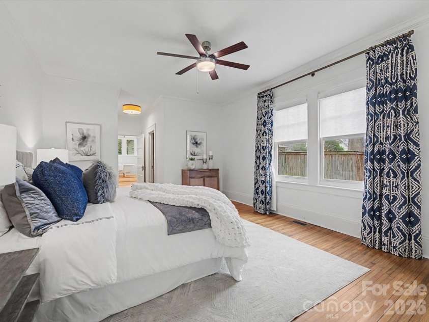 215 Circle Avenue, Charlotte, NC 28207.  MLS# CAR4343296, YatesRealty ID 4066. 