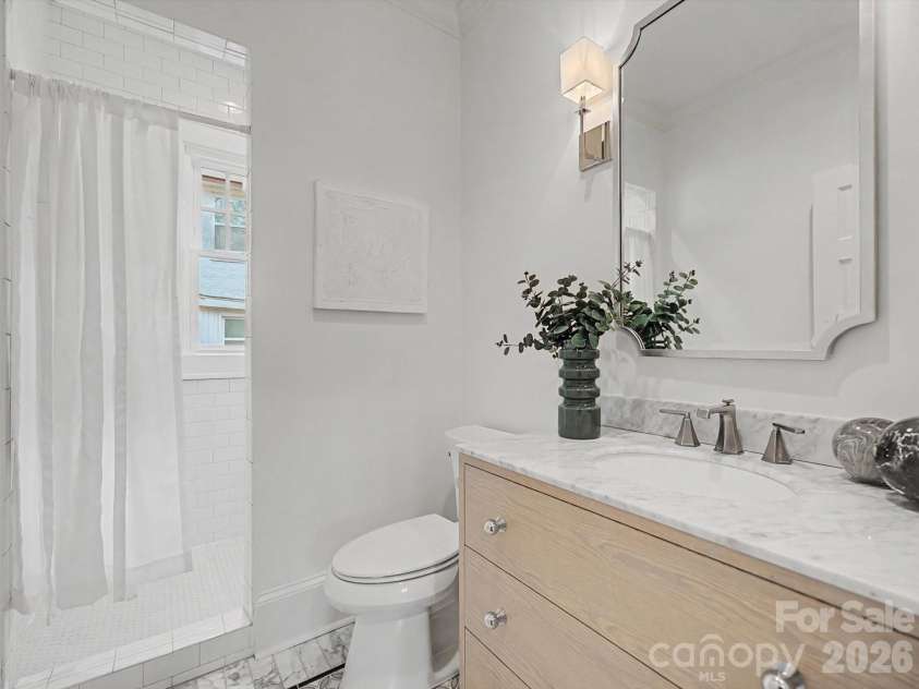 215 Circle Avenue, Charlotte, NC 28207.  MLS# CAR4343296, YatesRealty ID 4066. 