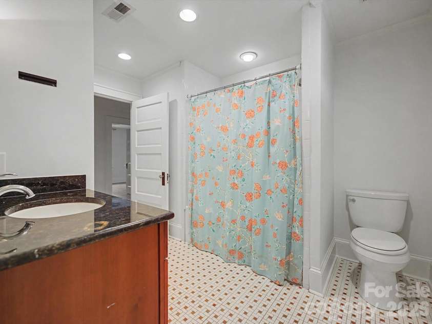 215 Circle Avenue, Charlotte, NC 28207.  MLS# CAR4343296, YatesRealty ID 4066. 