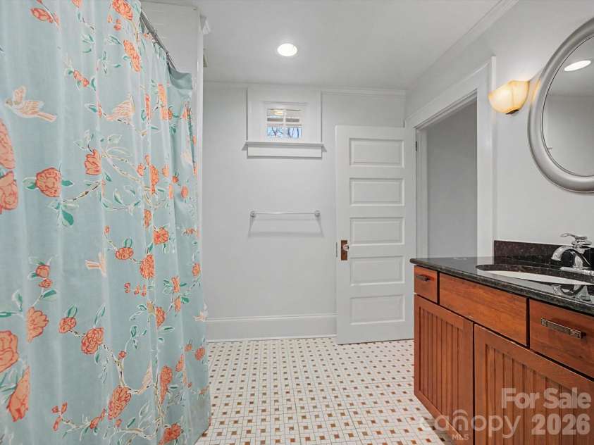 215 Circle Avenue, Charlotte, NC 28207.  MLS# CAR4343296, YatesRealty ID 4066. 