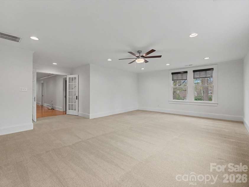 215 Circle Avenue, Charlotte, NC 28207.  MLS# CAR4343296, YatesRealty ID 4066. 