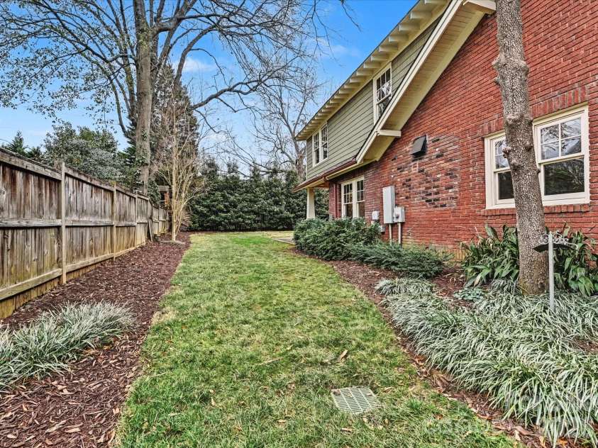 215 Circle Avenue, Charlotte, NC 28207.  MLS# CAR4343296, YatesRealty ID 4066. 