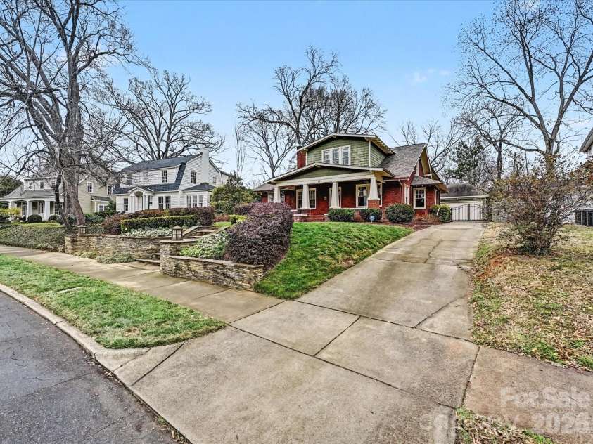 215 Circle Avenue, Charlotte, NC 28207.  MLS# CAR4343296, YatesRealty ID 4066. 