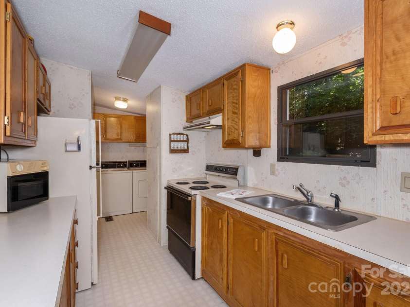 492 Laurelwood Lane, Boone, NC 28607.  MLS# CAR4072478, YatesRealty ID 4066. 