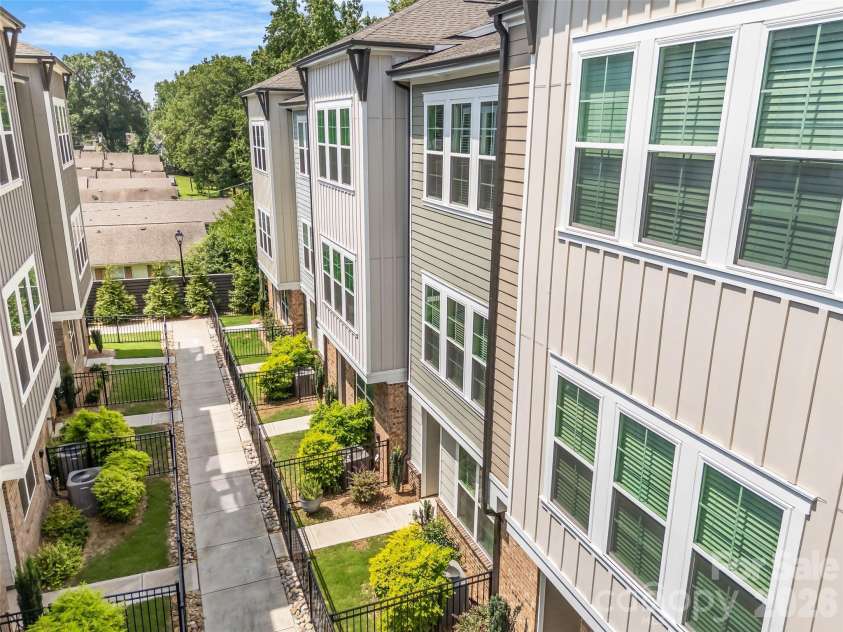 3213 Zenith Lane, Charlotte, NC 28205.  MLS# CAR4402742, YatesRealty ID 40661. 