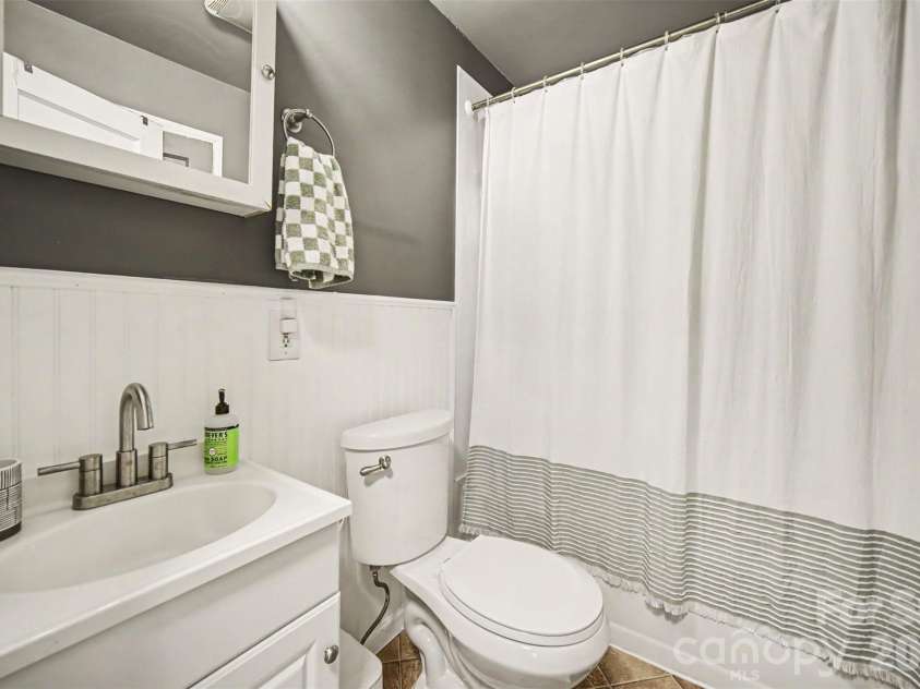 406 Nims Street, Fort Mill, SC 29715.  MLS# CAR4397166, YatesRealty ID 40663. Full Bathroom