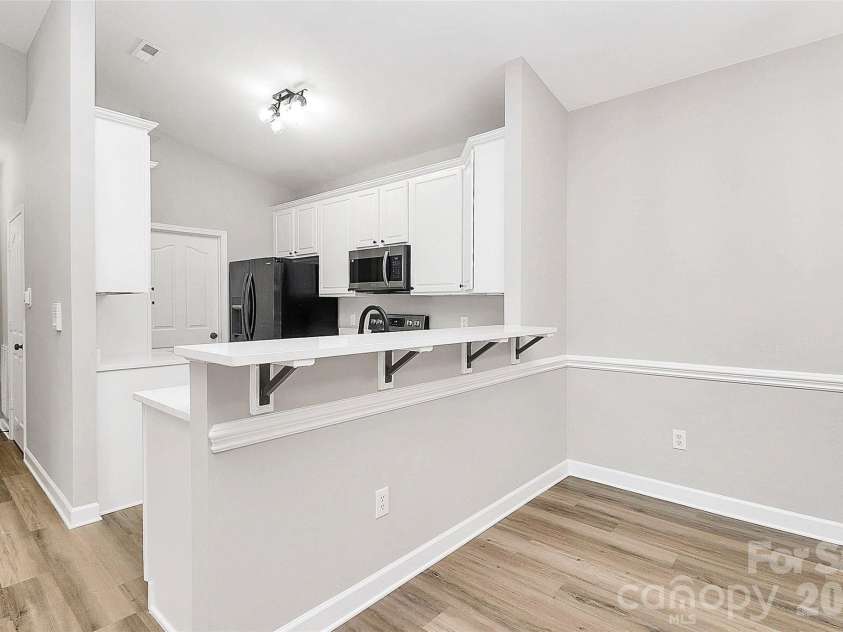 16464 Redstone Mountain Lane, Charlotte, NC 28277.  MLS# CAR4341427, YatesRealty ID 4067. Breakfast Bar