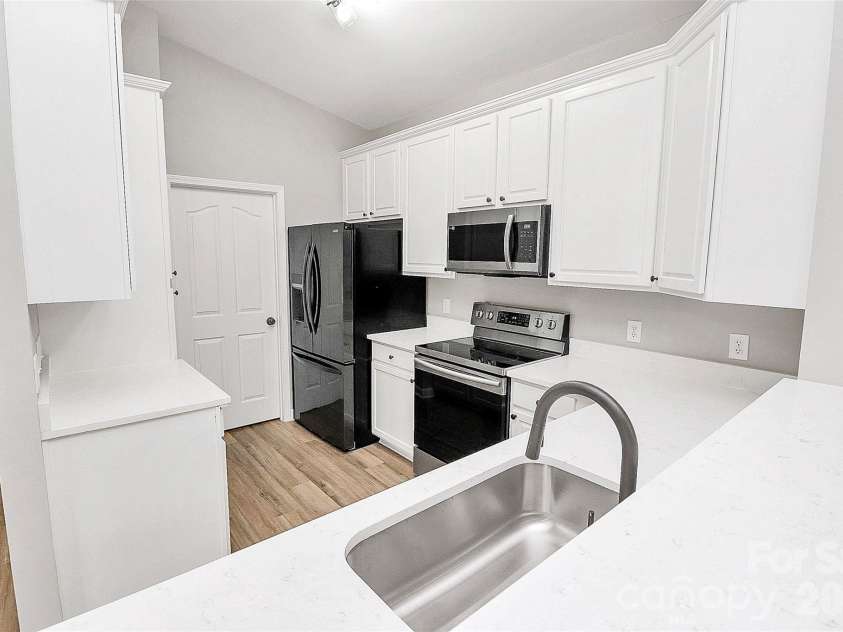 16464 Redstone Mountain Lane, Charlotte, NC 28277.  MLS# CAR4341427, YatesRealty ID 4067. Kitchen 11' 7