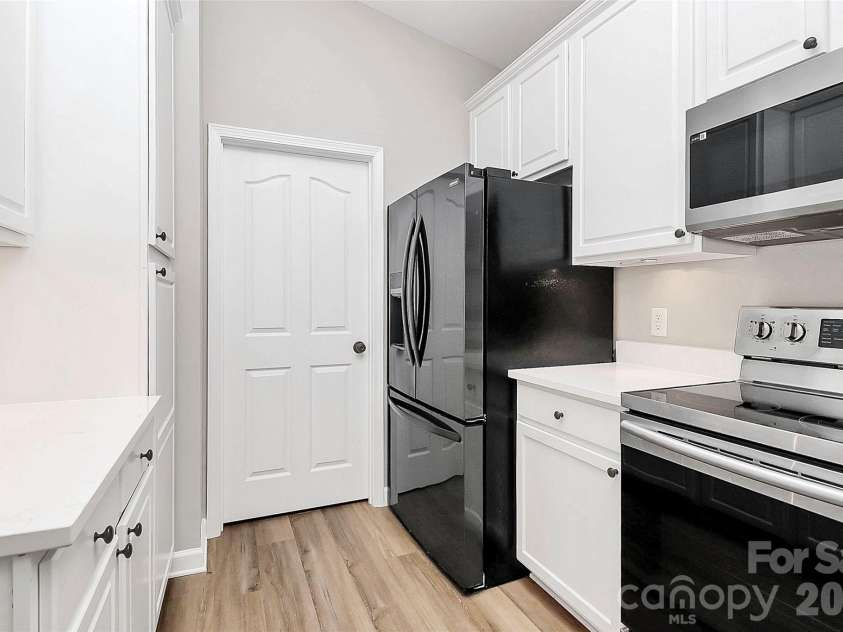 16464 Redstone Mountain Lane, Charlotte, NC 28277.  MLS# CAR4341427, YatesRealty ID 4067. Kitchen. 11' 7' x 8' 6