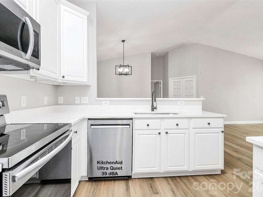 16464 Redstone Mountain Lane, Charlotte, NC 28277.  MLS# CAR4341427, YatesRealty ID 4067. Kitchen 11' x 8' 6