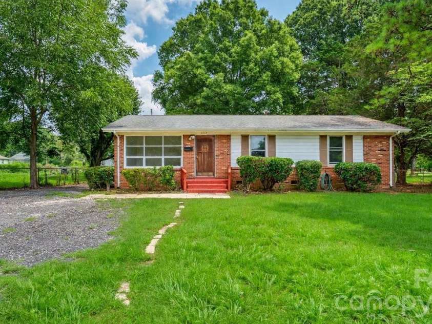 634 Kentbrook Drive, Charlotte, NC 28213.  MLS# CAR4409337, YatesRealty ID 40674. 