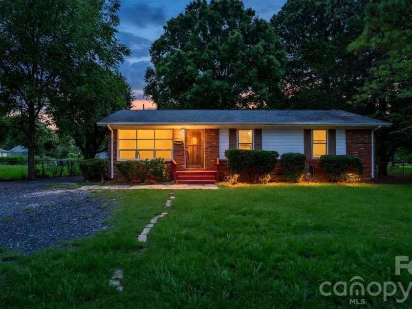 634 Kentbrook Drive, Charlotte, NC 28213.  MLS# CAR4409337, YatesRealty ID 40674. 