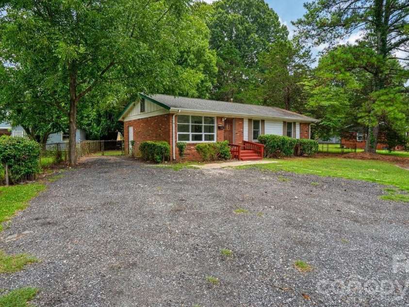 634 Kentbrook Drive, Charlotte, NC 28213.  MLS# CAR4409337, YatesRealty ID 40674. 