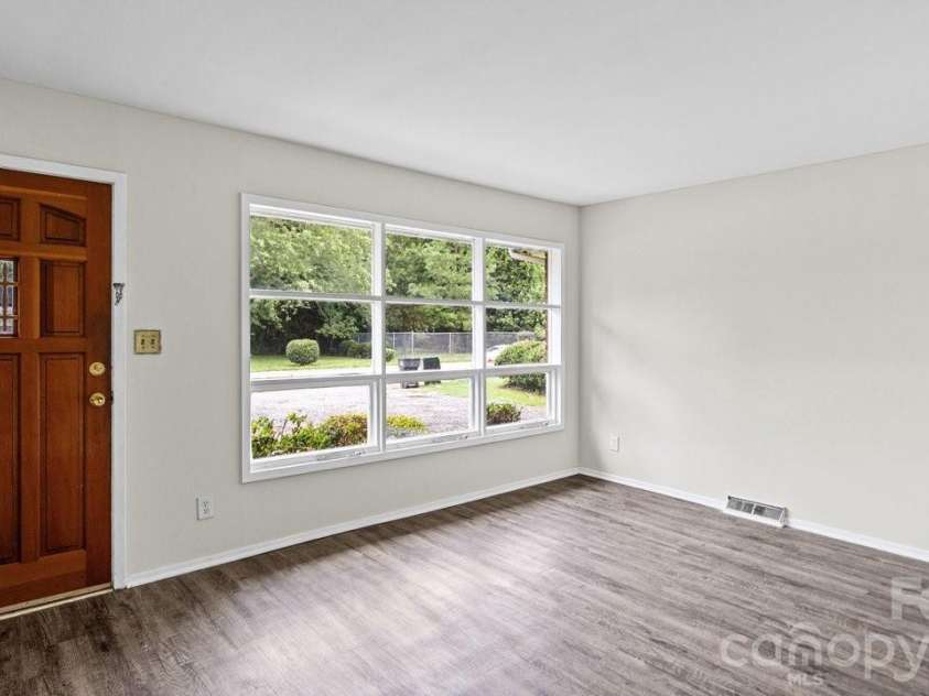 634 Kentbrook Drive, Charlotte, NC 28213.  MLS# CAR4409337, YatesRealty ID 40674. 