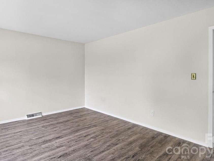 634 Kentbrook Drive, Charlotte, NC 28213.  MLS# CAR4409337, YatesRealty ID 40674. 