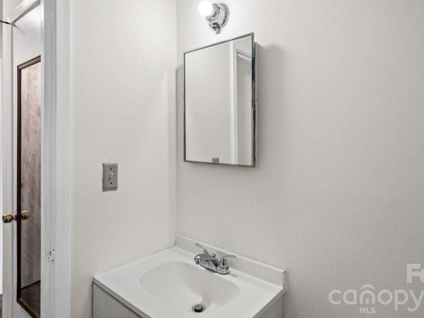 634 Kentbrook Drive, Charlotte, NC 28213.  MLS# CAR4409337, YatesRealty ID 40674. 