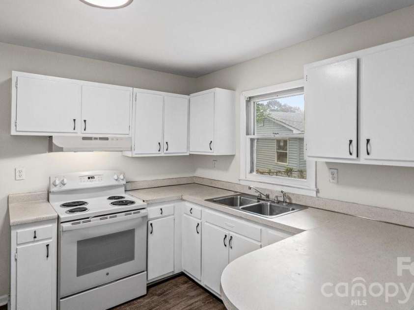 634 Kentbrook Drive, Charlotte, NC 28213.  MLS# CAR4409337, YatesRealty ID 40674. 
