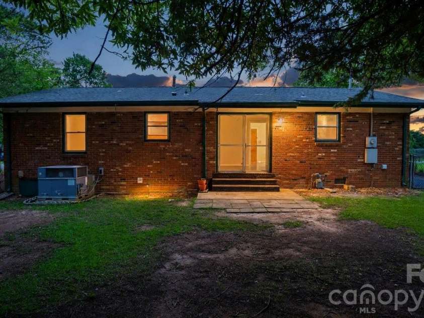634 Kentbrook Drive, Charlotte, NC 28213.  MLS# CAR4409337, YatesRealty ID 40674. 