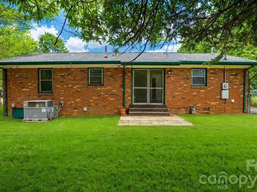 634 Kentbrook Drive, Charlotte, NC 28213.  MLS# CAR4409337, YatesRealty ID 40674. 
