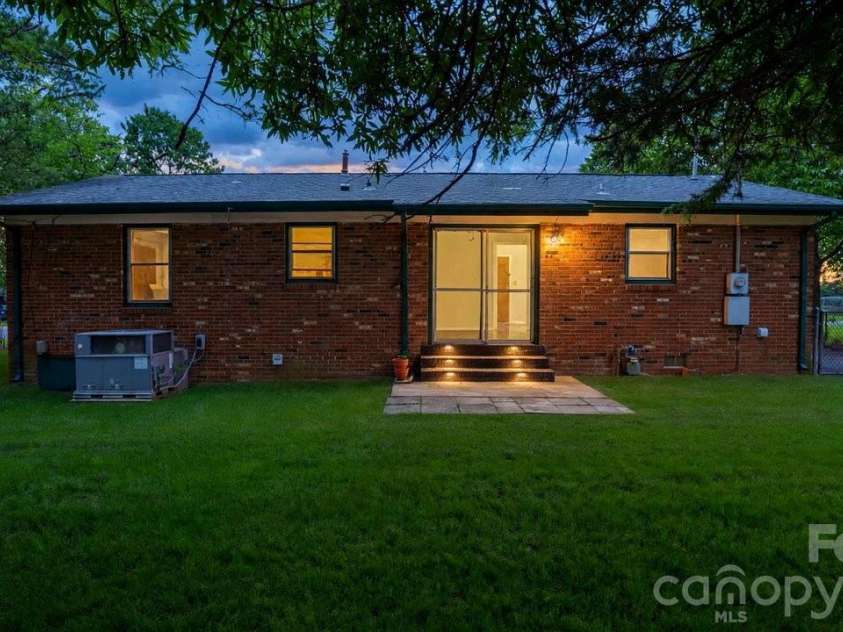 634 Kentbrook Drive, Charlotte, NC 28213.  MLS# CAR4409337, YatesRealty ID 40674. 