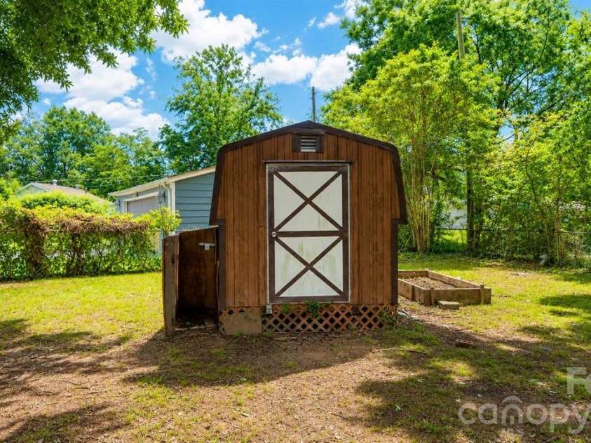 634 Kentbrook Drive, Charlotte, NC 28213.  MLS# CAR4409337, YatesRealty ID 40674. 