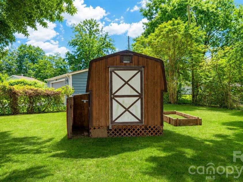 634 Kentbrook Drive, Charlotte, NC 28213.  MLS# CAR4409337, YatesRealty ID 40674. 