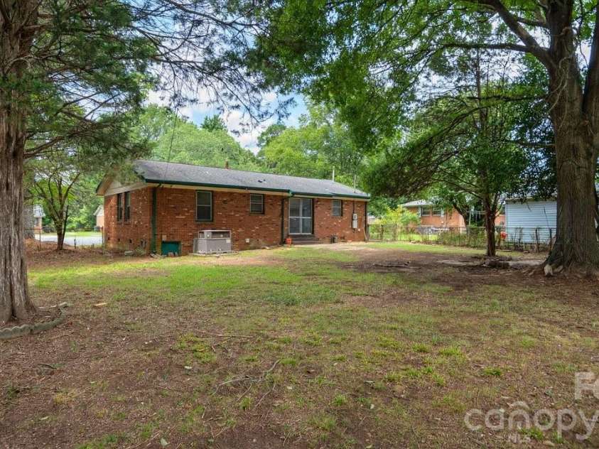 634 Kentbrook Drive, Charlotte, NC 28213.  MLS# CAR4409337, YatesRealty ID 40674. 