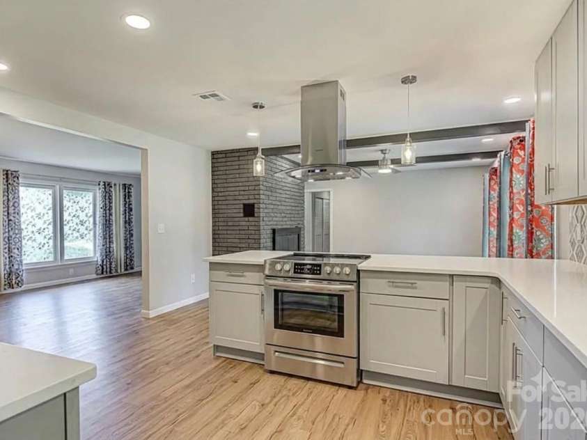 2512 Sunnycrest Drive, Reidsville, NC 27320.  MLS# CAR4403107, YatesRealty ID 40676. 