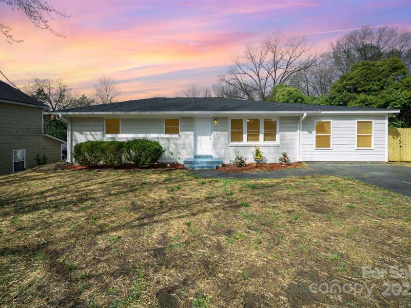 8624 Sharonbrook Drive, Charlotte, NC 28210.  MLS# CAR4329528, YatesRealty ID 4068. 