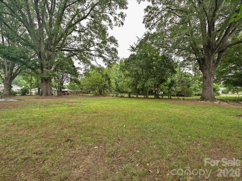 3115 Potter Road, Waxhaw, NC 28173.  MLS# CAR4406942, YatesRealty ID 40681. Beautiful yard