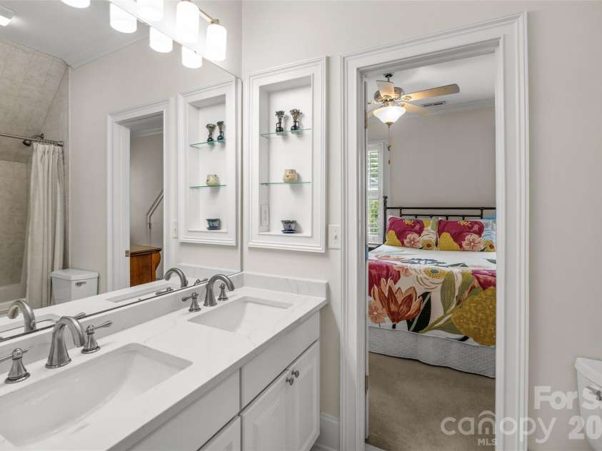 2200 Shenandoah Avenue, Charlotte, NC 28205.  MLS# CAR4399400, YatesRealty ID 40683. Full Bathroom