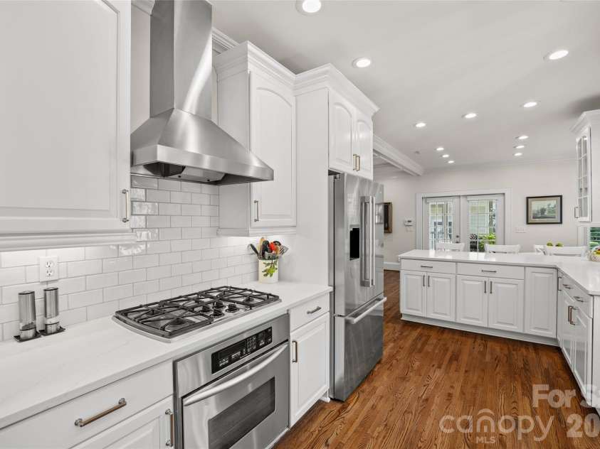 2200 Shenandoah Avenue, Charlotte, NC 28205.  MLS# CAR4399400, YatesRealty ID 40683. Kitchen