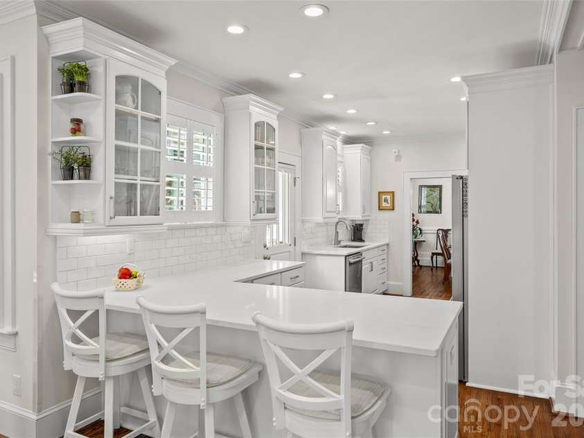 2200 Shenandoah Avenue, Charlotte, NC 28205.  MLS# CAR4399400, YatesRealty ID 40683. Kitchen