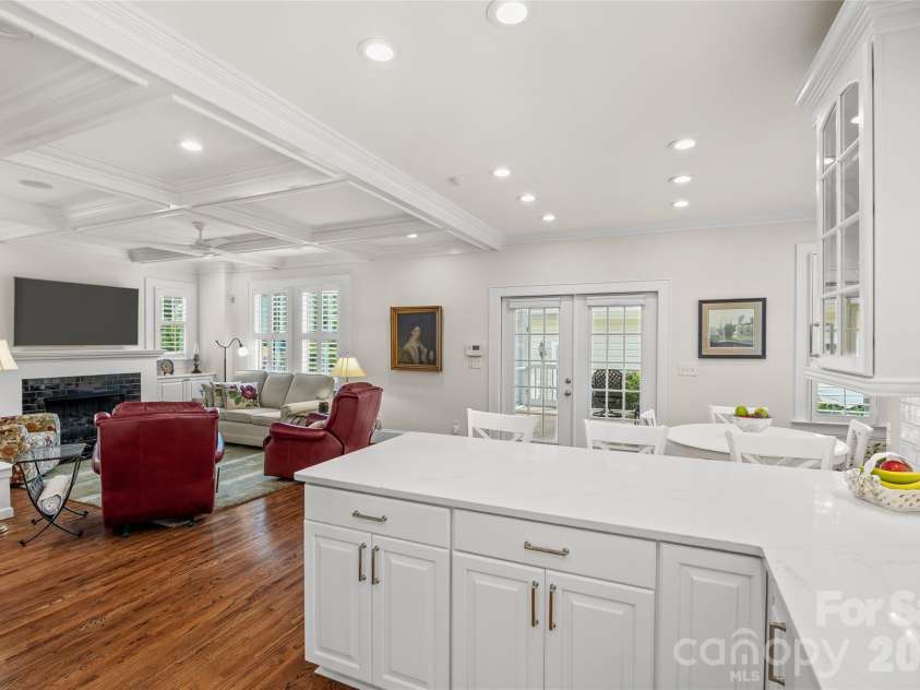 2200 Shenandoah Avenue, Charlotte, NC 28205.  MLS# CAR4399400, YatesRealty ID 40683. Kitchen