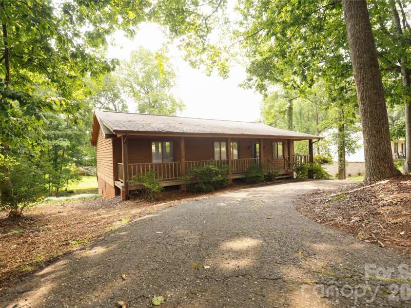 5516 Brookwood Lane, Hickory, NC 28602.  MLS# CAR4408343, YatesRealty ID 40684. 