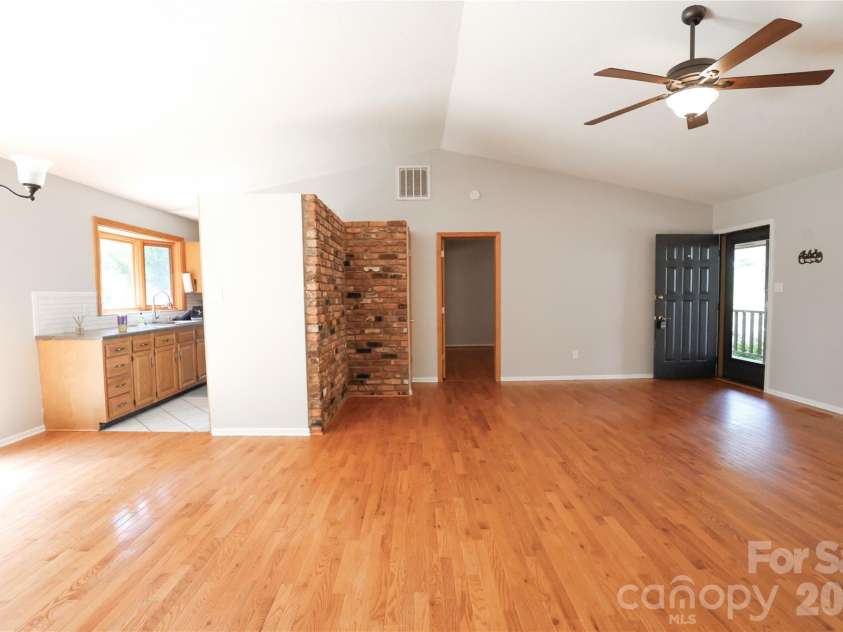 5516 Brookwood Lane, Hickory, NC 28602.  MLS# CAR4408343, YatesRealty ID 40684. 