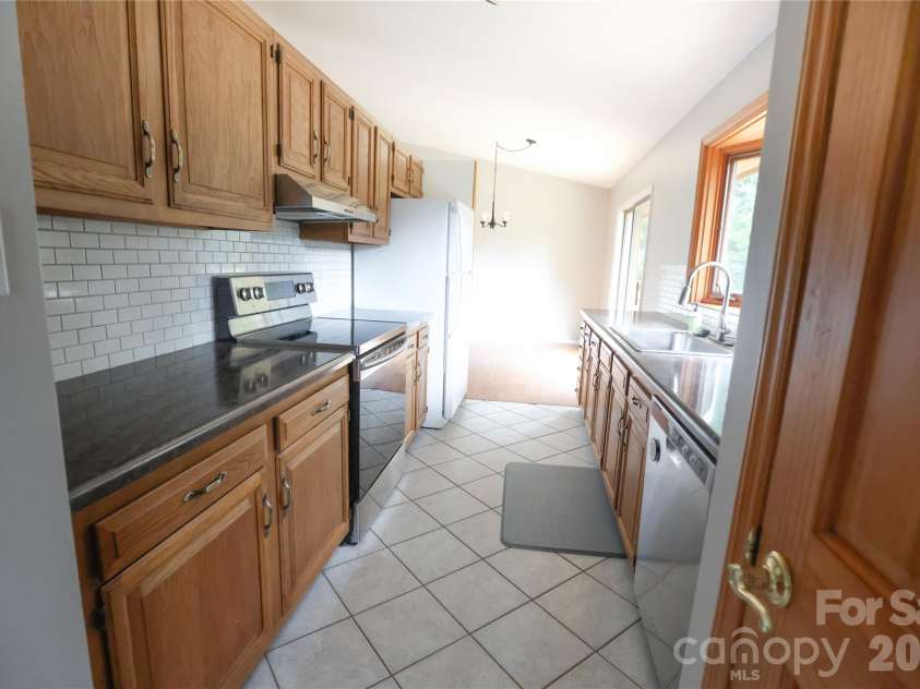 5516 Brookwood Lane, Hickory, NC 28602.  MLS# CAR4408343, YatesRealty ID 40684. 