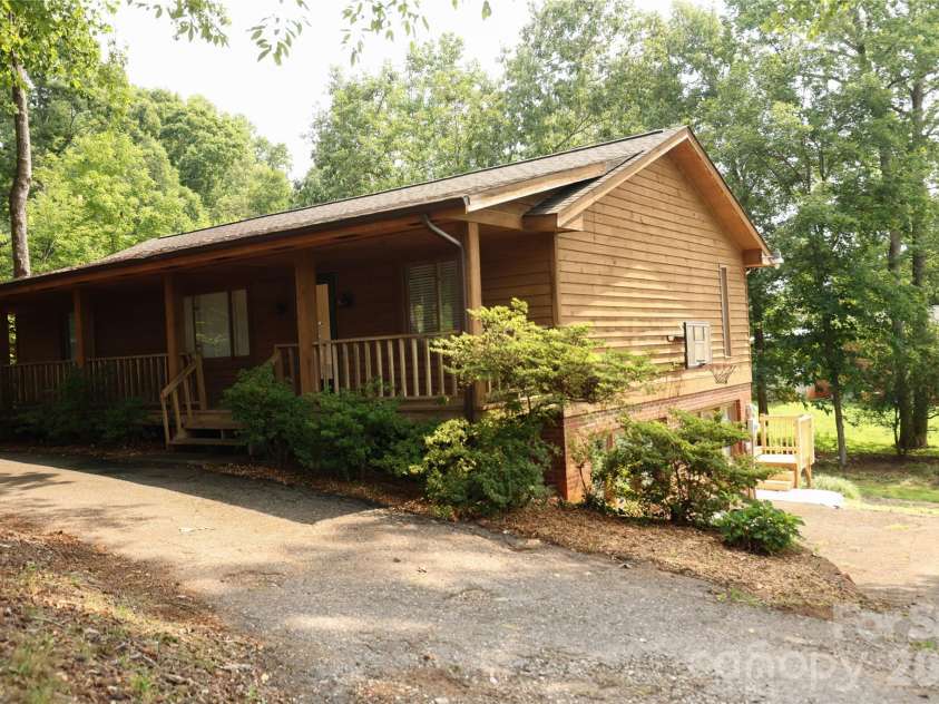 5516 Brookwood Lane, Hickory, NC 28602.  MLS# CAR4408343, YatesRealty ID 40684. 