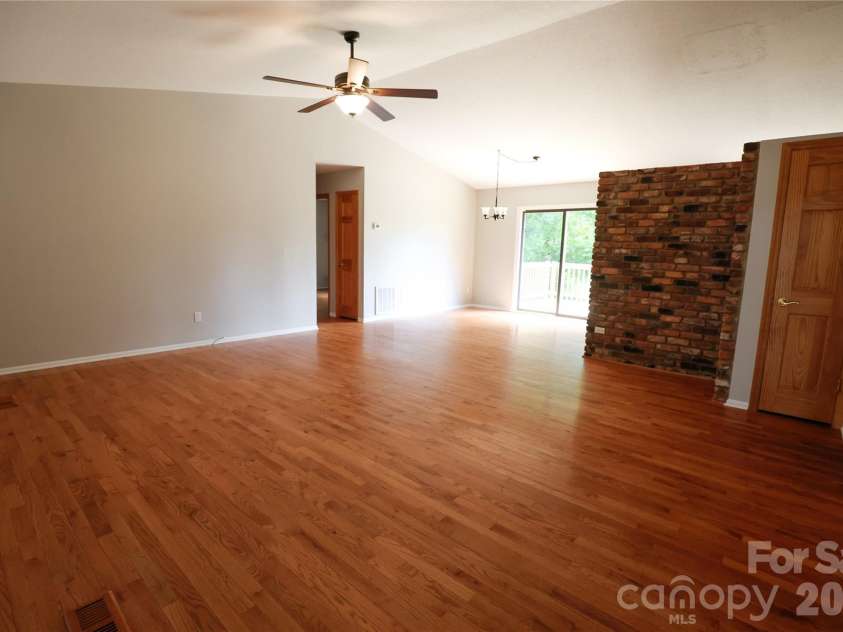 5516 Brookwood Lane, Hickory, NC 28602.  MLS# CAR4408343, YatesRealty ID 40684. 