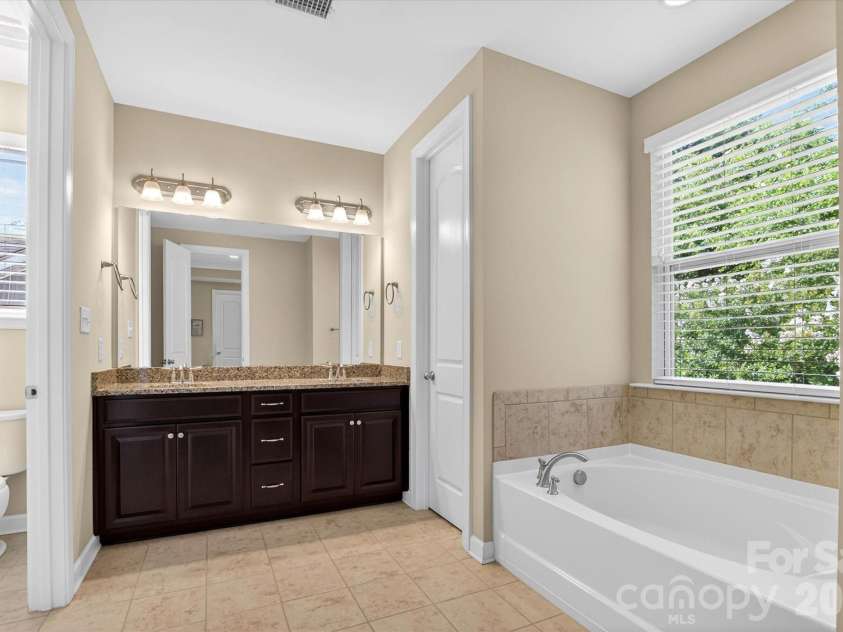 14832 Long Iron Drive, Huntersville, NC 28078.  MLS# CAR4388214, YatesRealty ID 4069. Primary Bath