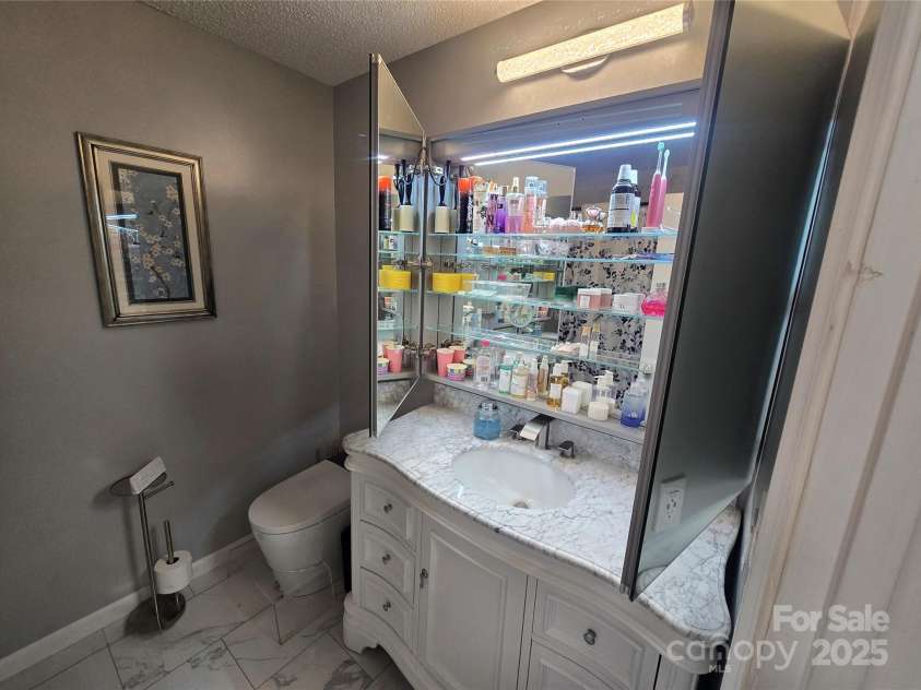 5202 Robin Lane, Randleman, NC 27317.  MLS# CAR4333825, YatesRealty ID 4069. 